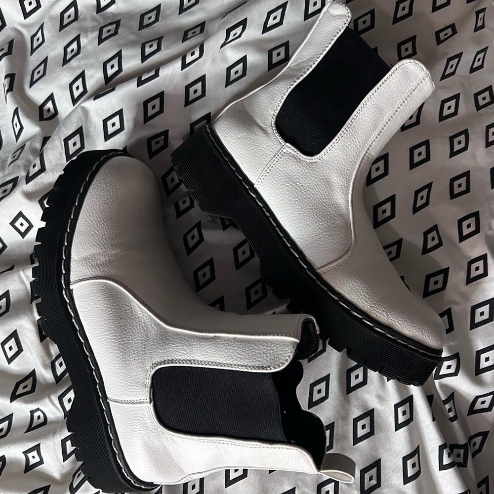 Boots - Picture 5 of 5
